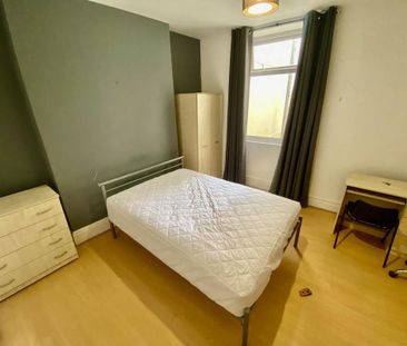 3 bedroom flat to rent - Photo 4