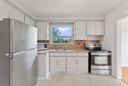 For Lease - 379 Tamarack Circle Unit# MAIN, Oakville, Ontario - Photo 2