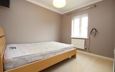 A modern three bedroom home offered on a part-furnished basis from July - Photo 2