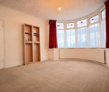 4 Bed Semi-Detached House, Lyndhurst Gardens, IG11 - Photo 3