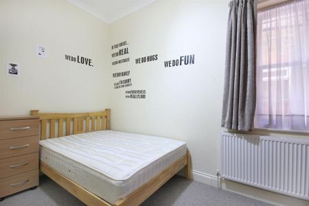 3 bedroom flat to rent - Photo 5