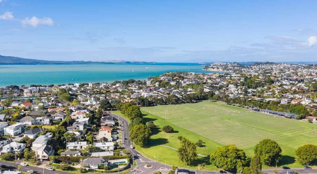 Stylish Coastal 3-Bedroom Living in Kohimarama - Photo 1