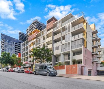 Superb Two-Bedroom Apartment Offering City-Central Living! - Photo 4