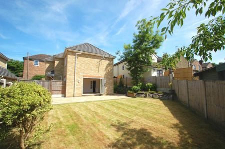 4 bedroom detached house to rent - Photo 3