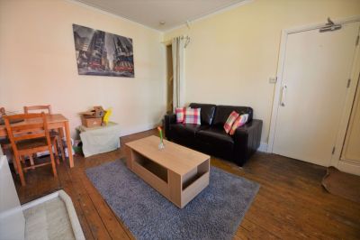 2 bedroom House in Harold View, Leeds - Photo 2