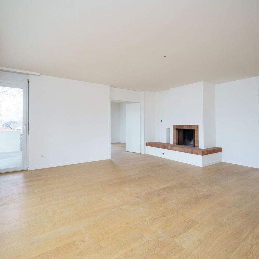 Generously renovated 5.5-room apartment with fireplace and balcony - Foto 1
