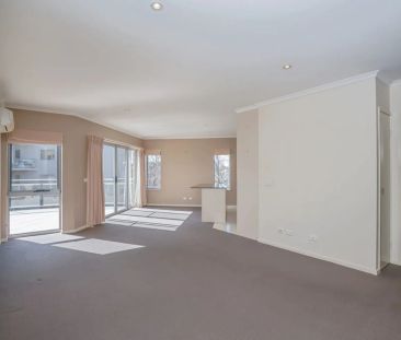 SPACIOUS TOP FLOOR, TWO BEDROOM APARTMENT - Photo 6