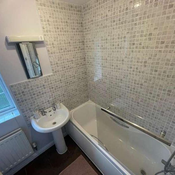 Queen Elizabeth Drive, Taw Hill, SN25 - Photo 1