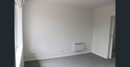 REFURBISHED 2 BEDROOM - BRAND NEW KITCHEN - Photo 4