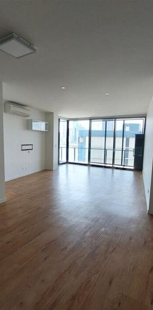 Modern Apartment with Stunning Views - Photo 1