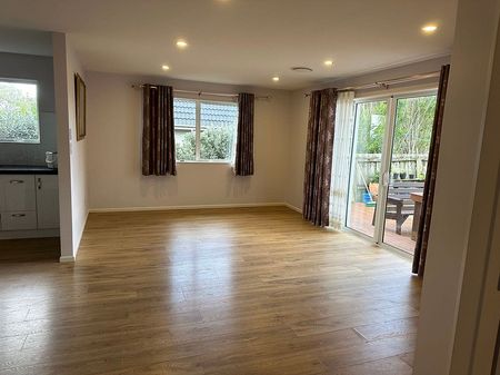 Spacious and Sunny 5 bedroom house in New Lynn! - Photo 3