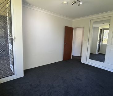 Stylish 2-Bedroom Apartment in Marrickville with Lock-Up Garage - Photo 2