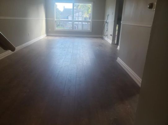 Upper level of three bedroom bungalow Barrie - Photo 1