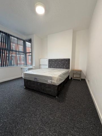 4 bedroom terraced house to rent - Photo 4