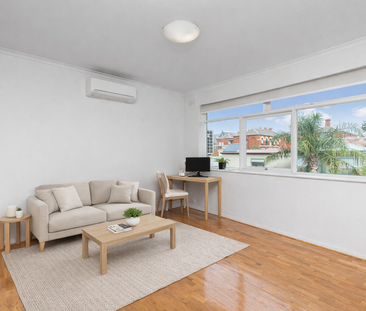 COMFORT & CONVENIENCE IN TRENDY RICHMOND LOCALE - Photo 1