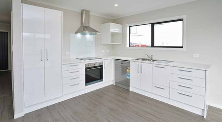 Modern townhouse in Enderley - Photo 3