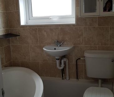 2 bedroom semi-detached house to rent - Photo 6