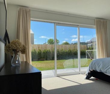 Contemporary family home - Photo 3