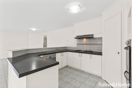 Stunning Family Home in Roxburgh Park - Photo 4