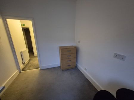 6 Bed Detached House, Hainault Road, E11 - Photo 2