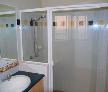 3 BED VILLA IDEALLY SITUATED OFF DAW ROAD RUNCORN - Photos Taken in... - Photo 5