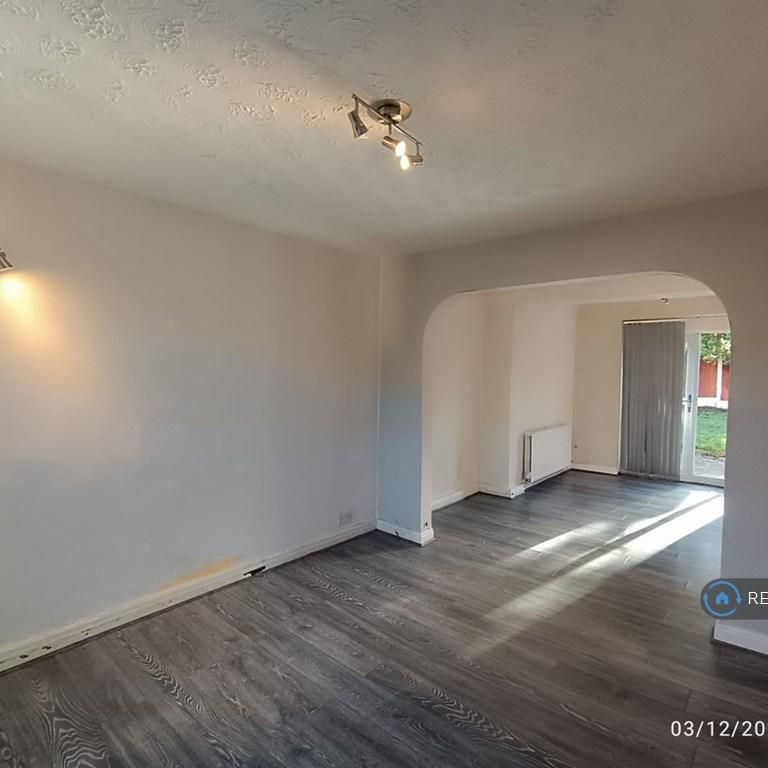 3 bedroom semi-detached house to rent - Photo 1