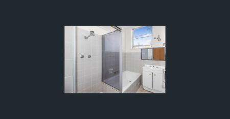 Spacious 2-bedroom top floor unit ! - Photo 4