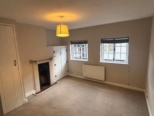 2 bedroom character property to rent - Photo 1