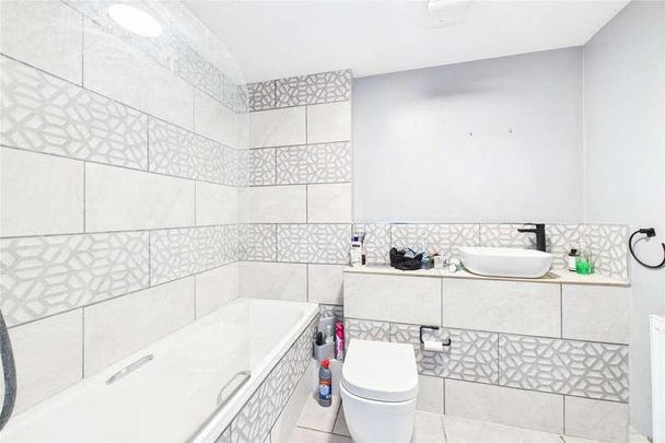 Coombe Way, Farnborough, Hampshire, GU14 - Photo 1