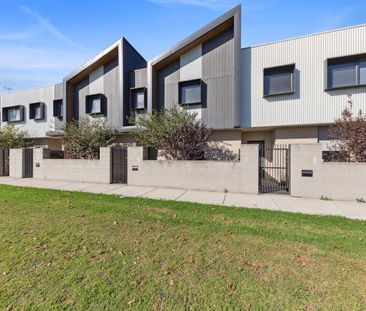 10 Slattery Place, Pakenham VIC 3810 - House For Rent | Domain - Photo 4