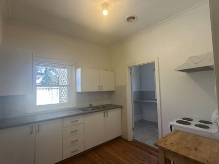 Cozy 3-Bedroom Home in Central Bathurst - Photo 3