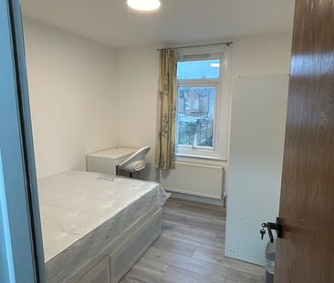 Room in a Shared House, Leslie Park Road, CR0 - Photo 2