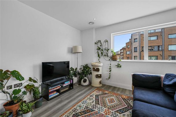 Large two bedroom apartment with private outside space. - Photo 1