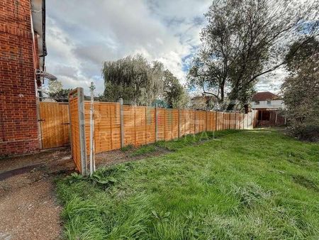 Bedroom Ground Floor Maisonette In, NW7 - Photo 3