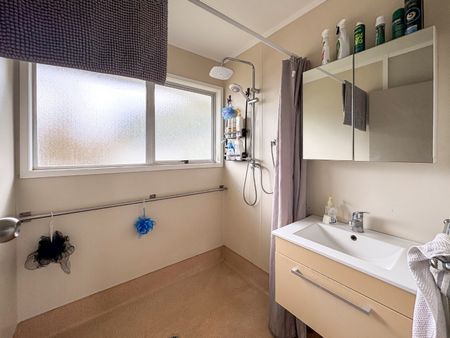 Spacious Four Bedroom Family Home in a Great Location - Sunnybrook - Photo 4