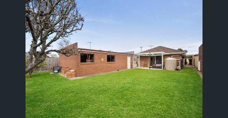 Meticulously renovated family haven - Photo 2