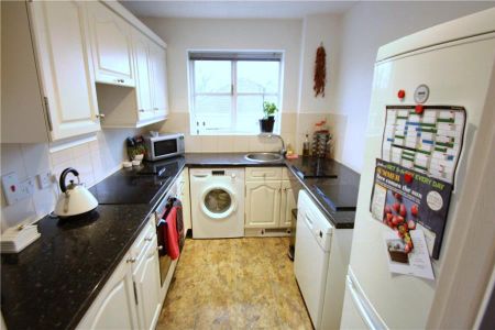 Alexandra Gardens, Woking - 2 bedrooms Property for lettings - Seymours - Photo 3