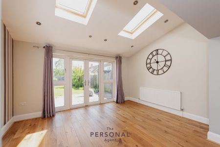 Oaktree Close, Epsom - Photo 5