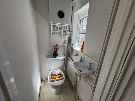 4 bedroom semi-detached house to rent - Photo 2