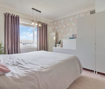 3 Bedroom - Photo 4