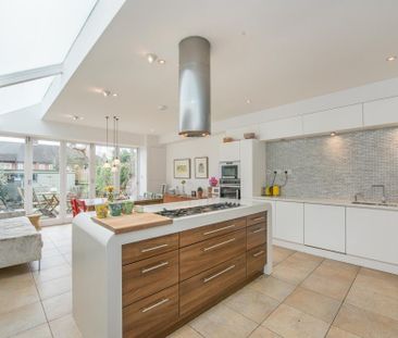 4 Bed Terraced House, Burrows Road, NW10 - Photo 3