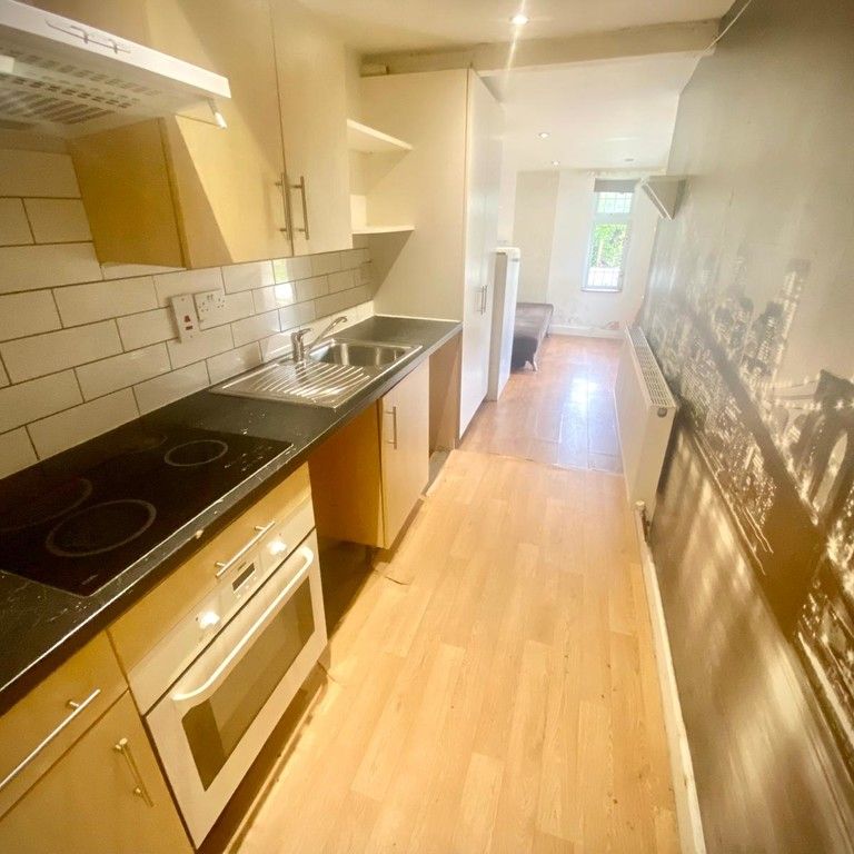 Long Drive, Greenford - Photo 1