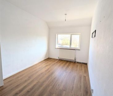 3 Beds - Terraced House - - Photo 3