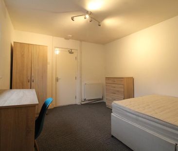 5 bedroom flat to rent - Photo 3