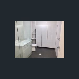 Spacious 1-Bedroom Apartment for Rent at Prime Location in Sydenham - Photo 2