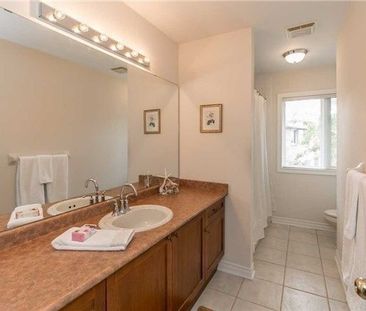 For Lease - 704 Foxcroft Boulevard, Newmarket, Ontario - Photo 3