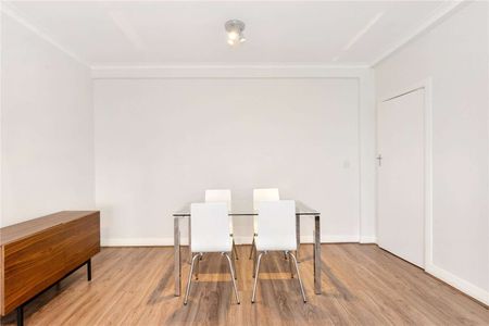 Three bedroom apartment set in portered block with private parking and wooden floors throughout. - Photo 2