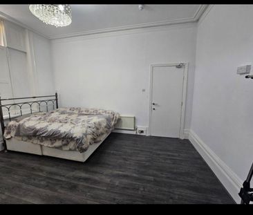 Room in a Shared House, Manchester Road, OL10 - Photo 5
