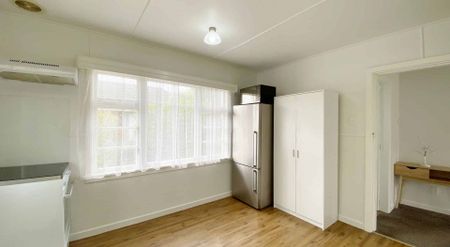 ISLINGTON - 2 BEDROOMS + STUDIO, 1.5 BATHROOMS, HEATPUMP, SINGLE GARAGE - Photo 4