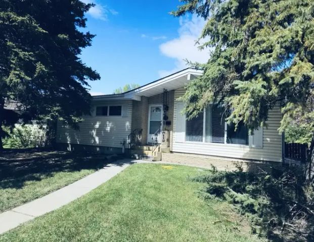 Cozy 3 bedroom house with heated garage and covered outdoor fireplace | 3016 Blakiston Drive Northwest, Calgary - Photo 1